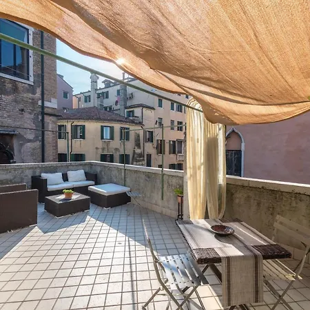Tre Sestieri Terrace Canal View * Venice